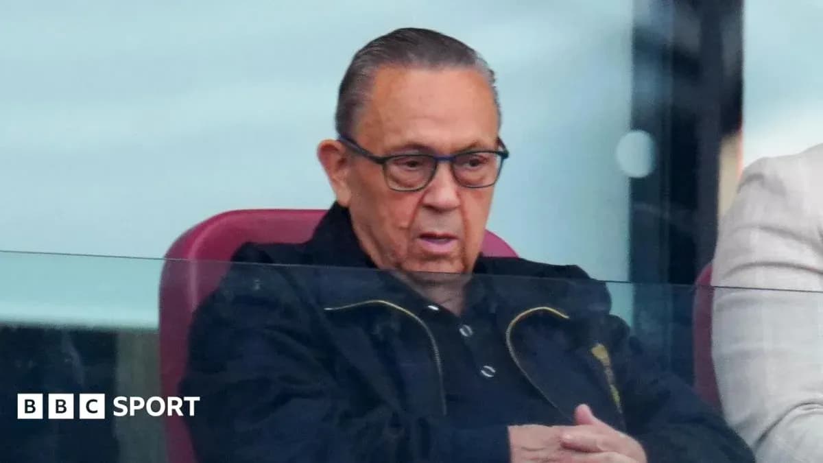 Hombre en un palco observando el partido