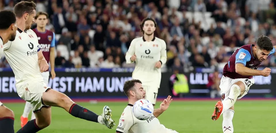 Jugador de West Ham chutando el balón en el partido