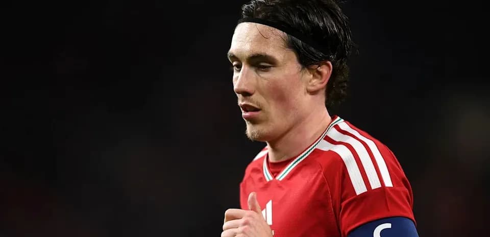 Jugador con camiseta roja y banda de capitán