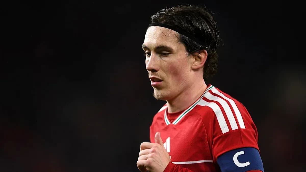 Jugador con camiseta roja y banda de capitán