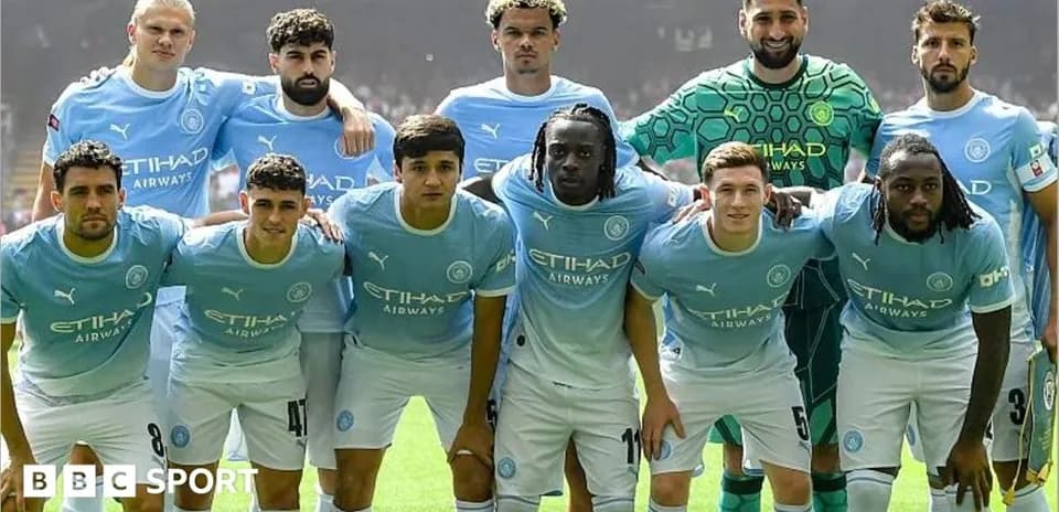 Equipo de Manchester City posando antes del partido