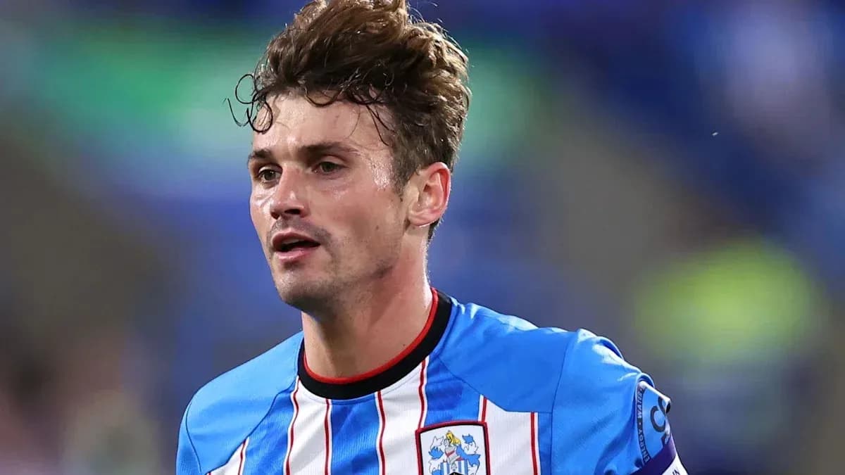Jugador con camiseta de Huddersfield Town en acción