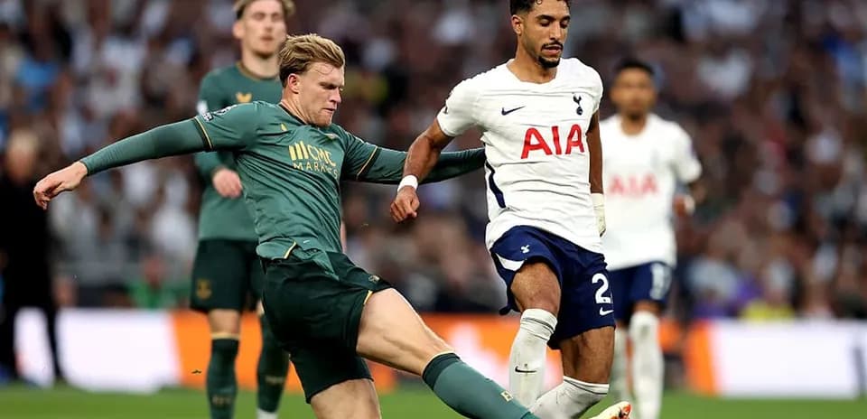 Jugador de Tottenham esquivando una entrada durante el partido