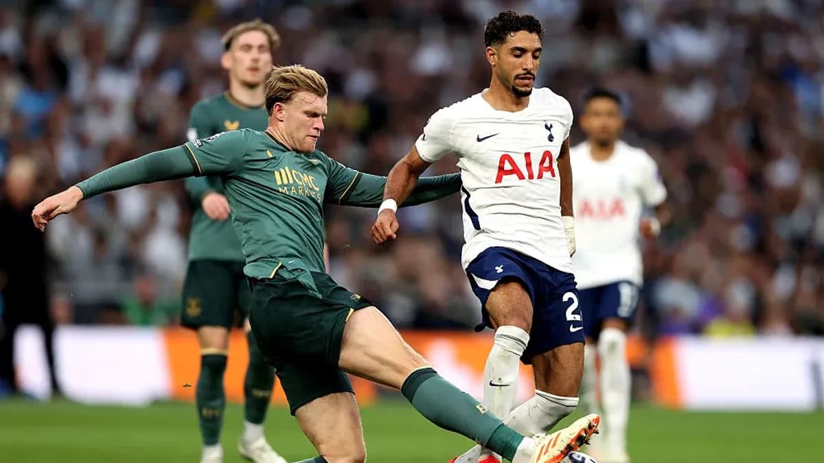 Jugador de Tottenham esquivando una entrada durante el partido