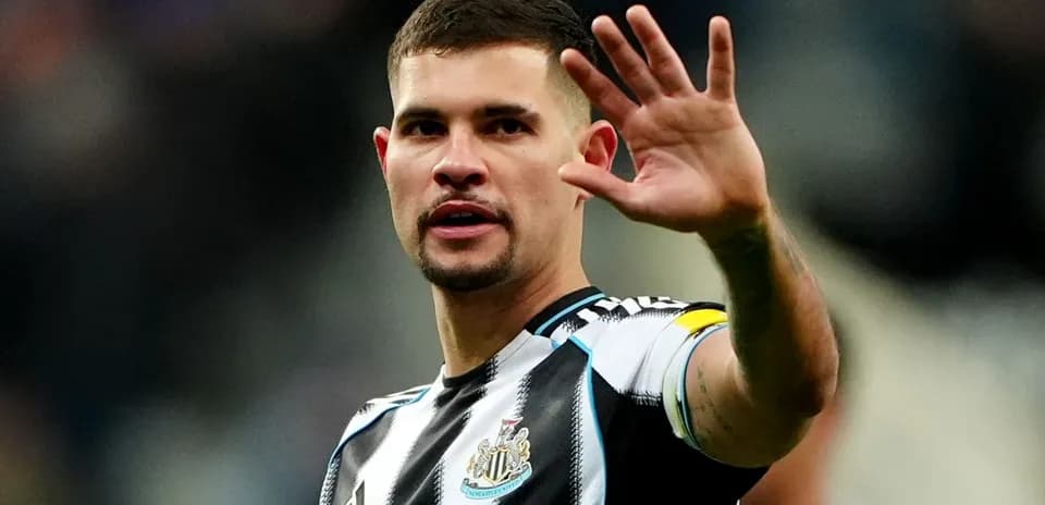 Jugador de Newcastle saludando a la afición