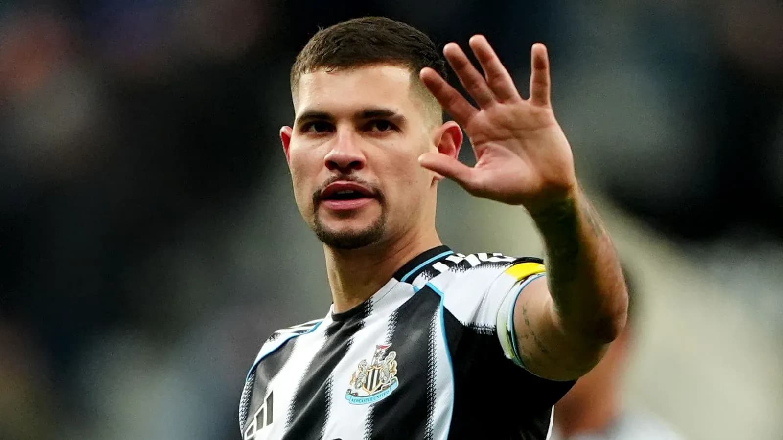 Jugador de Newcastle saludando a la afición