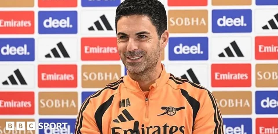 Entrenador en conferencia de prensa con fondo de patrocinadores