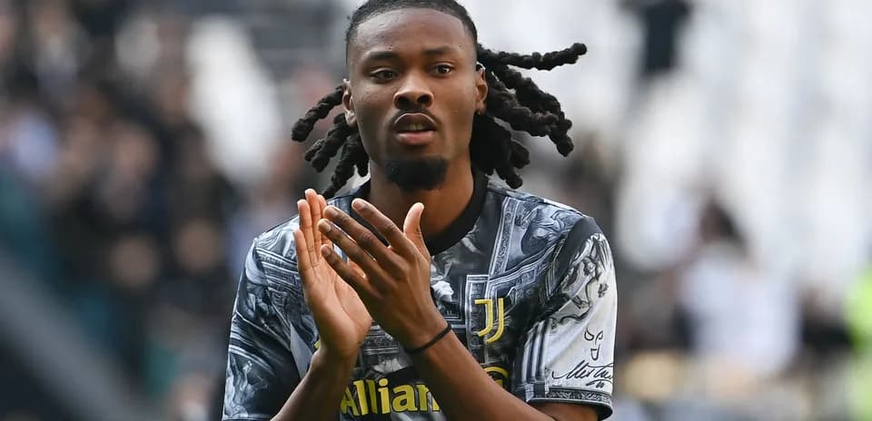 Jugador de Juventus aplaudiendo en el estadio
