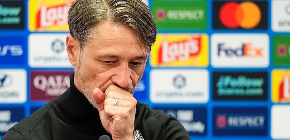 Entrenador en conferencia de prensa, pensativo