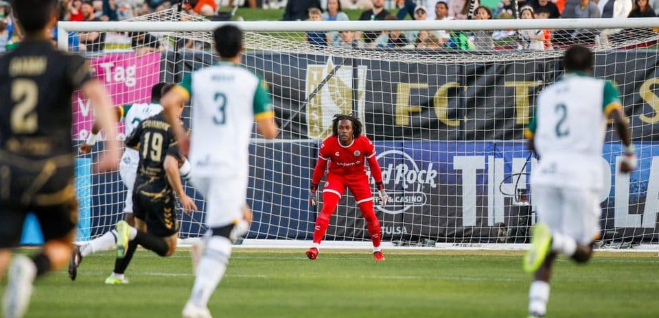 Portero esperando un penalti en el partido