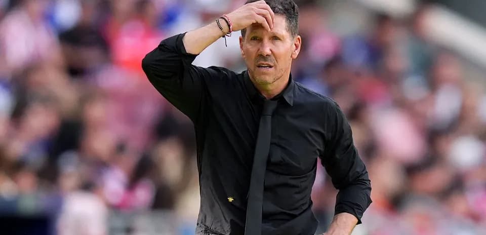 Entrenador preocupado durante el partido en el estadio