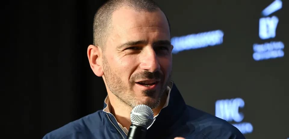 Hombre hablando con micrófono en evento