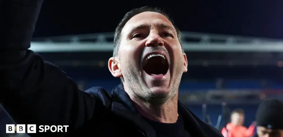 Entrenador celebrando con los brazos levantados