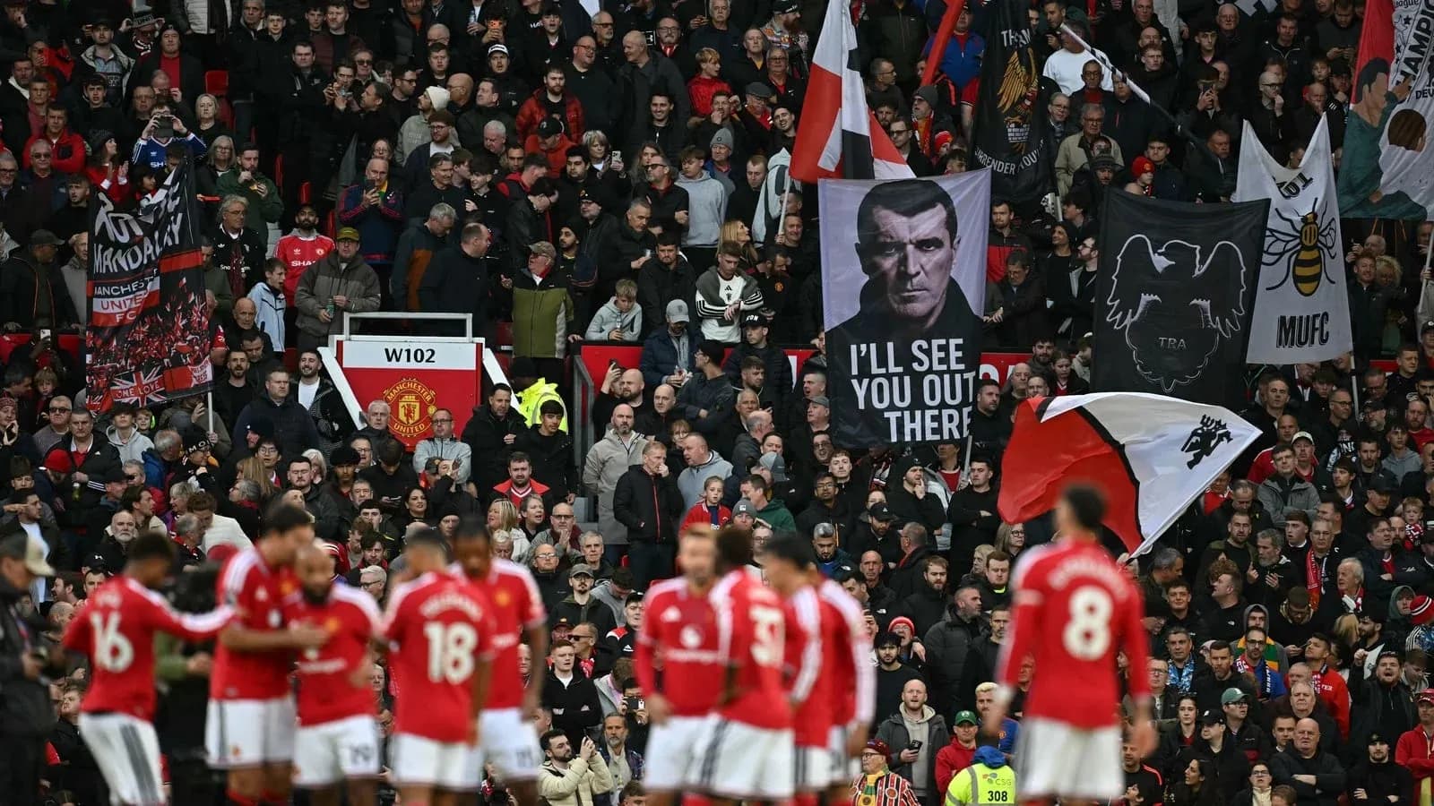 Aficionados de Manchester United en el estadio Aficionados de Manchester United en el estadio