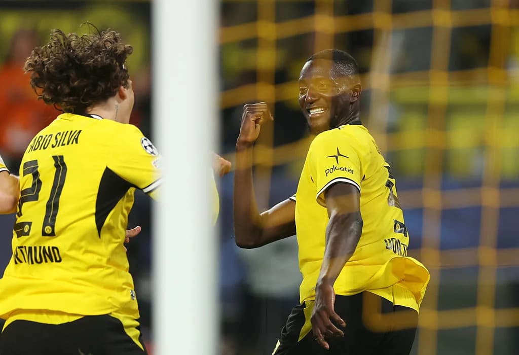 Jugadores de Dortmund celebrando un gol juntos
