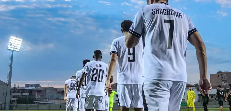 Jugadores de Ararat-Armenia en el campo