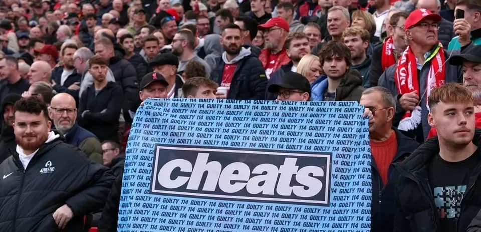 Aficionados sosteniendo una pancarta que dice 'cheats'