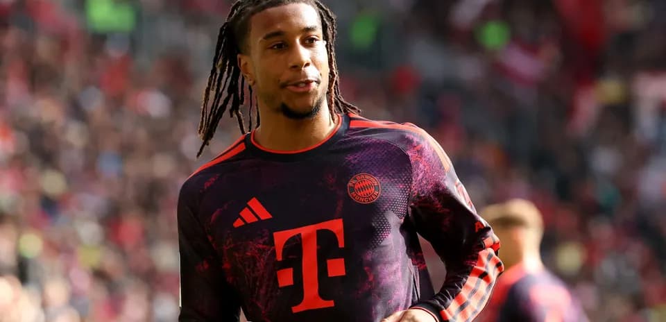 Jugador de Bayern Múnich en calentamiento previo al partido