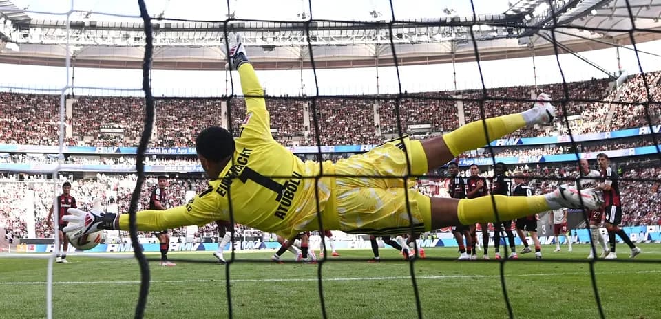 Portero lanzándose para detener un penalti