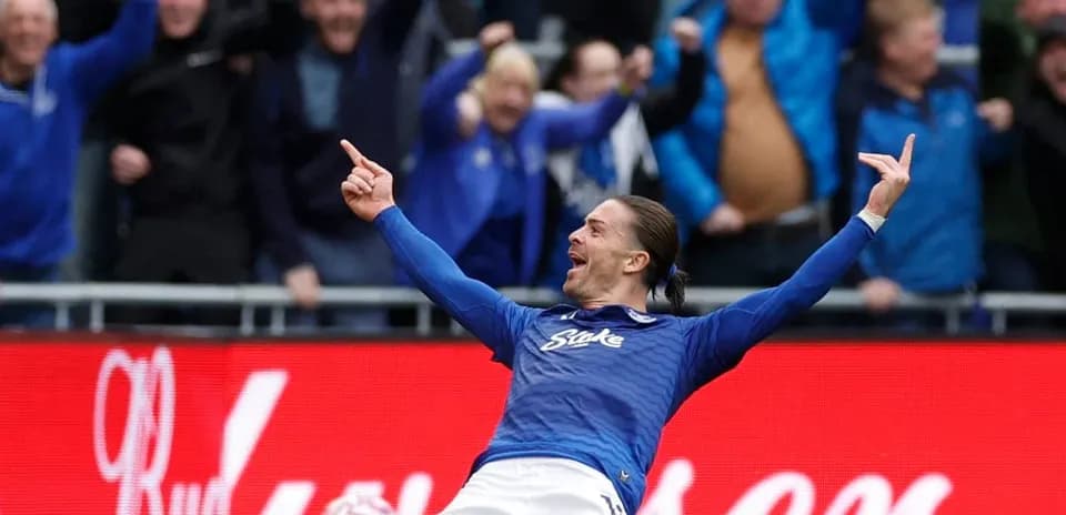 Jugador celebrando un gol con la afición