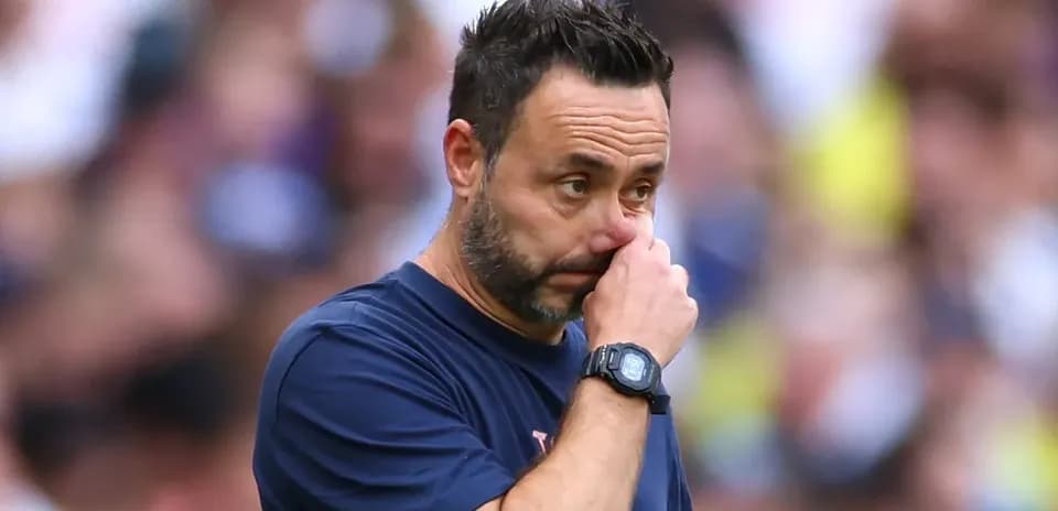 Entrenador en el banquillo durante el partido