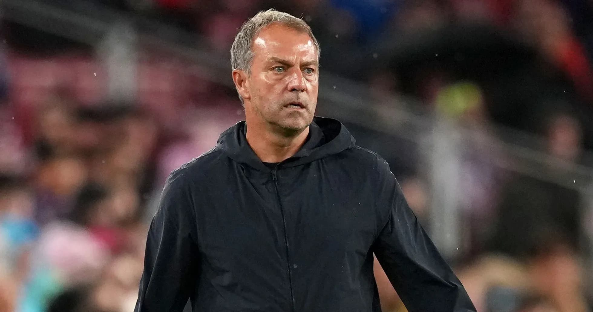 Entrenador dirigiendo desde la línea de banda
