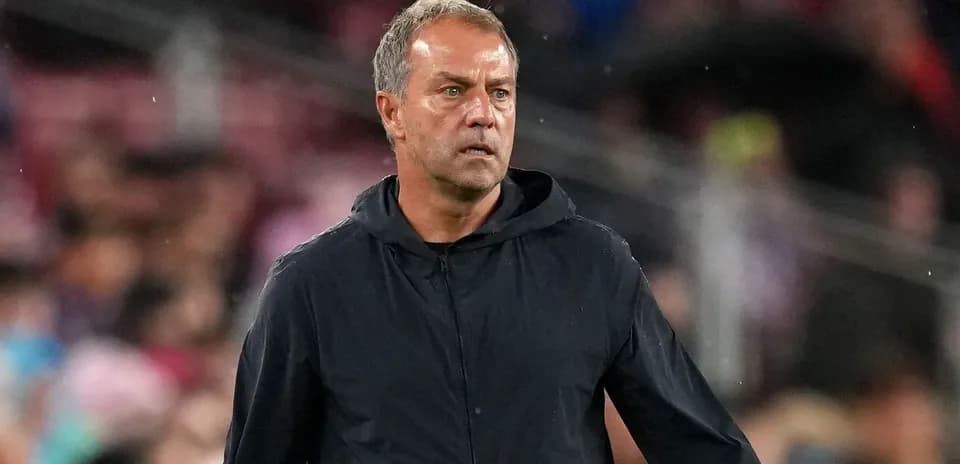 Entrenador dirigiendo desde la línea de banda