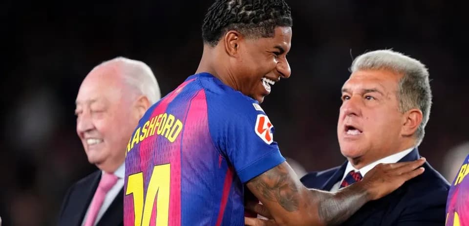 Jugador celebrando con directivos en evento de presentación