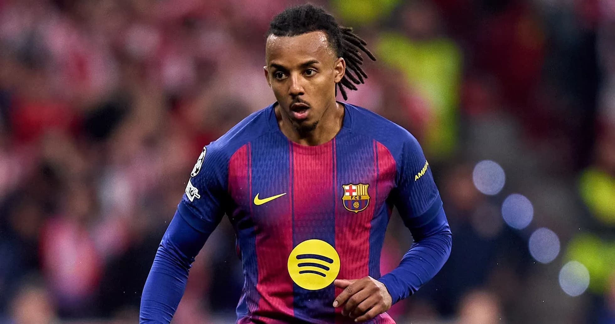 Jugador del FC Barcelona corriendo en el campo