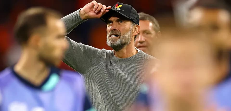 Entrenador gesticulando durante el partido