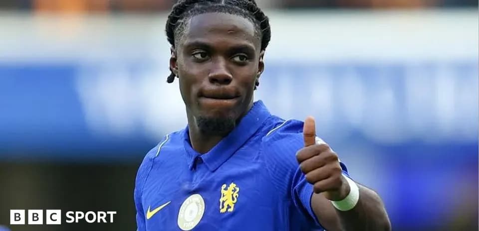 Jugador de Chelsea dando un pulgar arriba en el campo