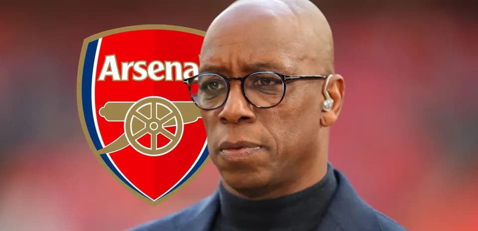 Hombre con gafas frente al logo del Arsenal