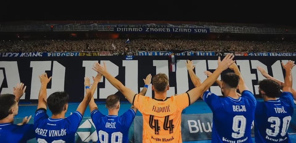 Jugadores de Dinamo Zagreb saludando a la afición