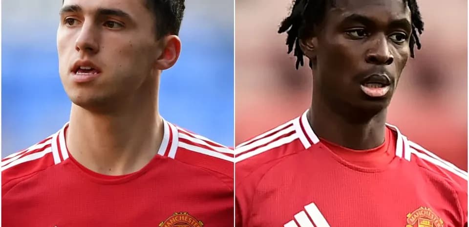 Dos jugadores de Manchester United en uniforme rojo