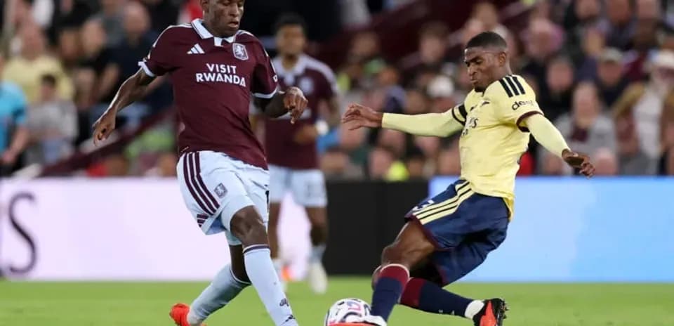 Dos jugadores compitiendo por el balón en partido