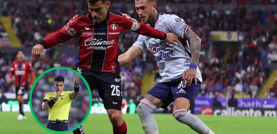 Jugadores de Cruz Azul y Atlas en acción