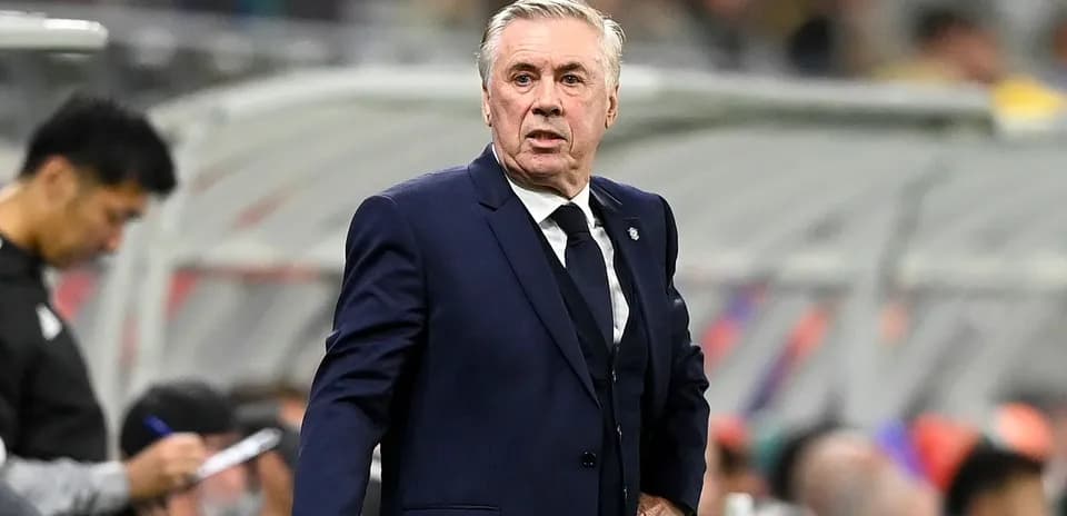 Entrenador en la banda durante un partido de fútbol