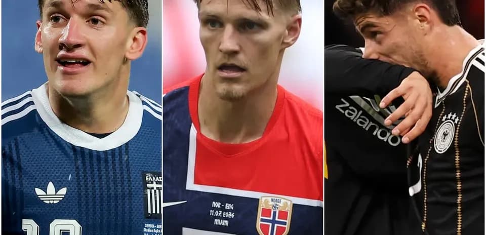 Tres futbolistas en acción durante un partido
