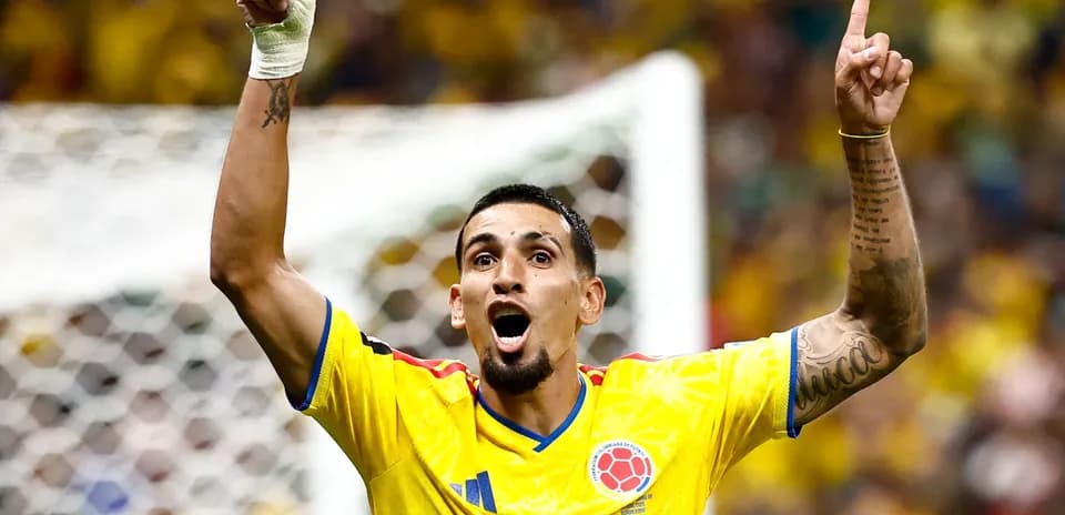 Jugador colombiano celebrando un gol en el partido