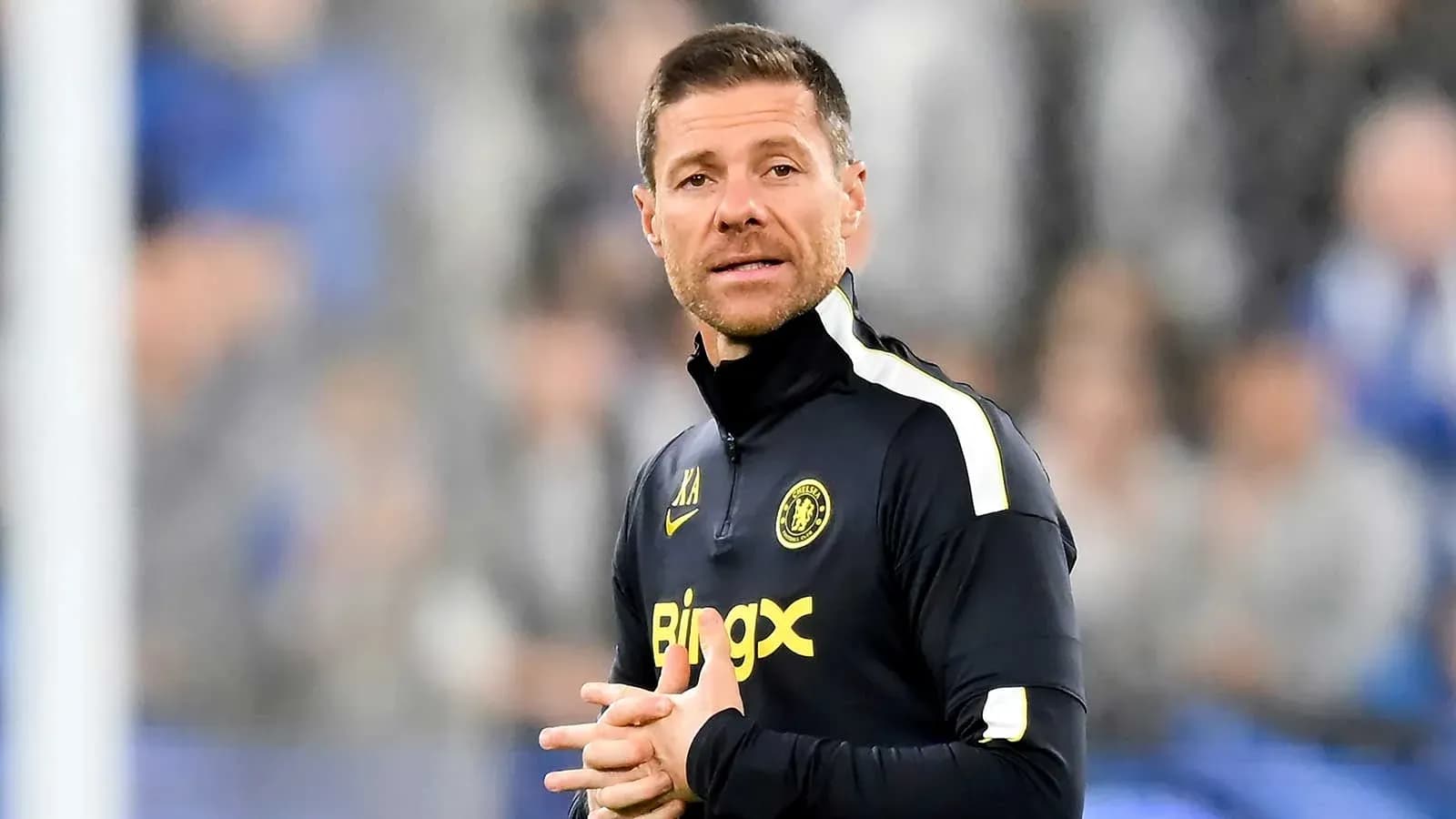Entrenador en la línea de banda durante el partido