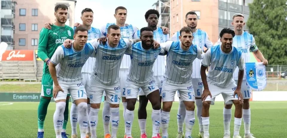 Jugadores de Universitatea Craiova en formación