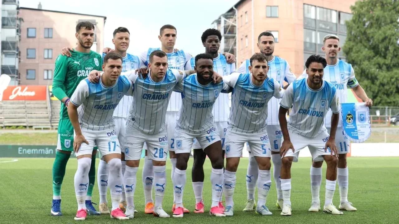 Jugadores de Universitatea Craiova en formación