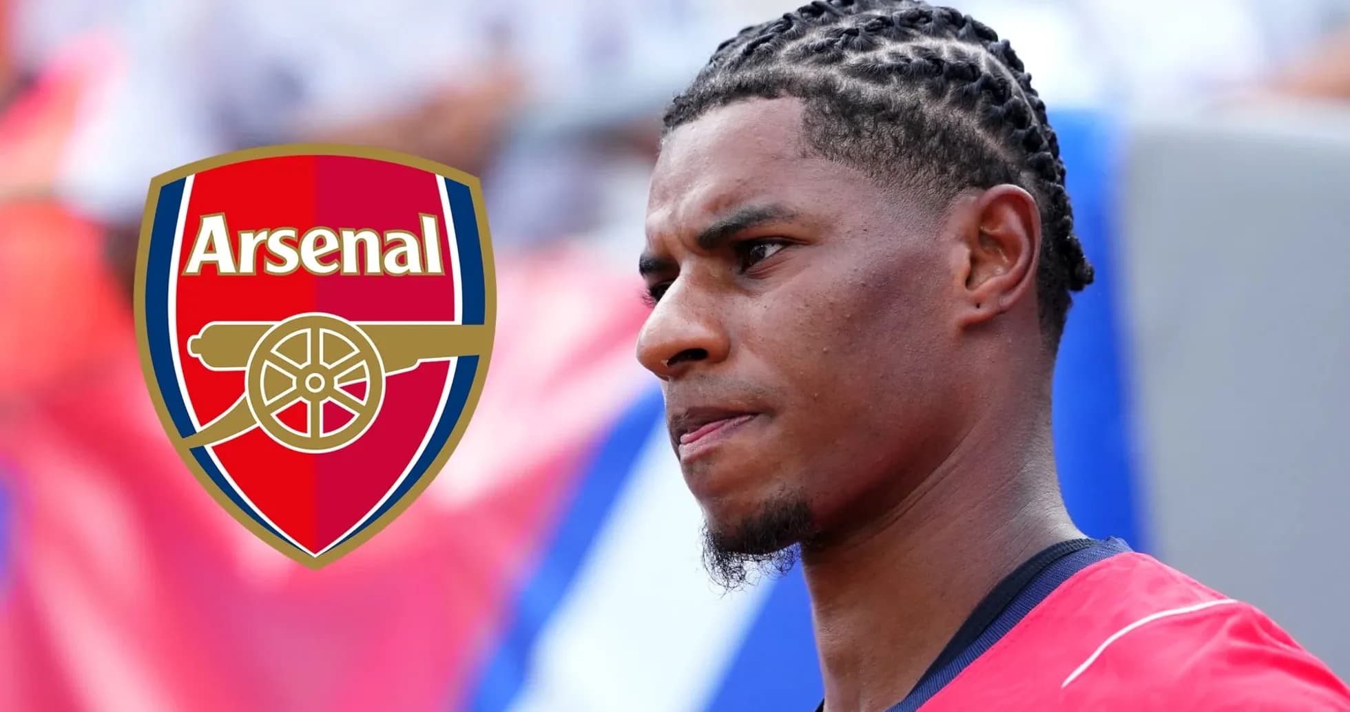 Jugador de Arsenal en primer plano con peinado trenzado