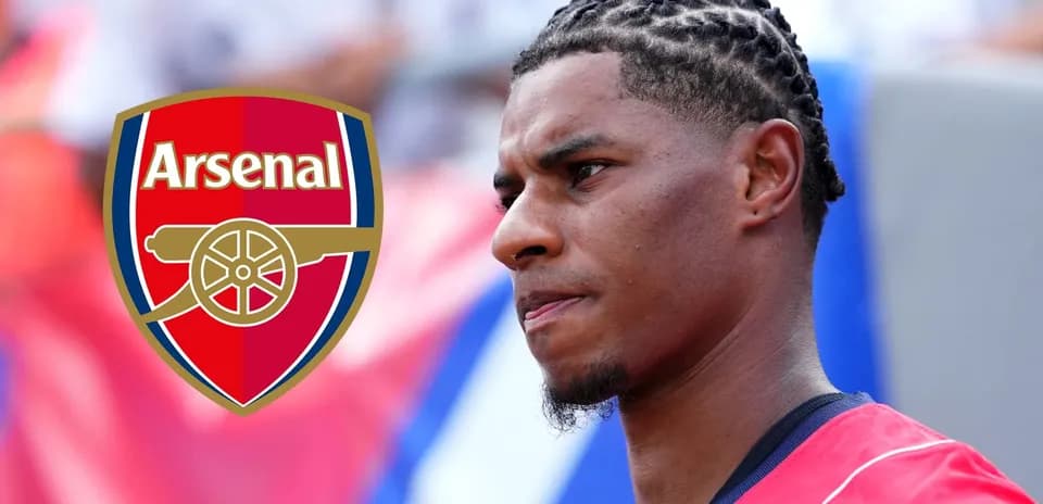 Jugador de Arsenal en primer plano con peinado trenzado