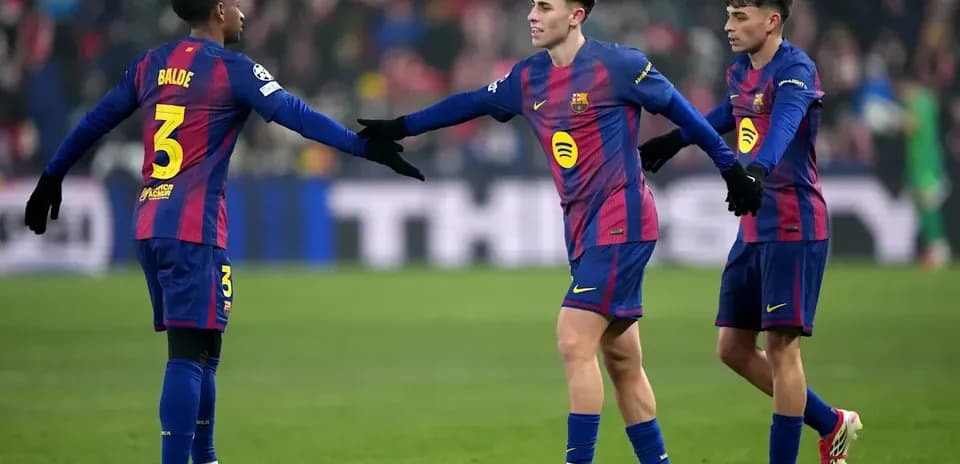 Jugadores del FC Barcelona saludándose en el campo