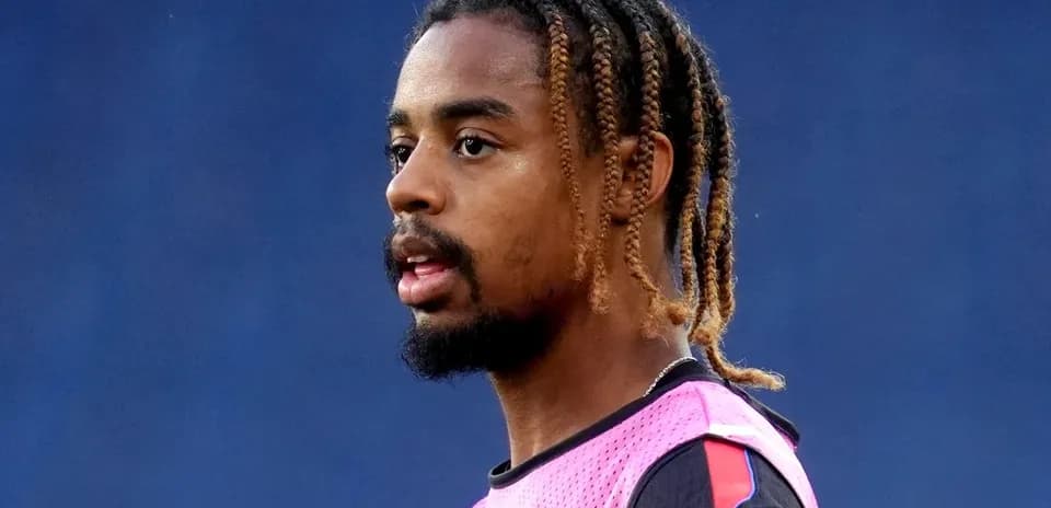 Jugador en entrenamiento con chaleco rosa