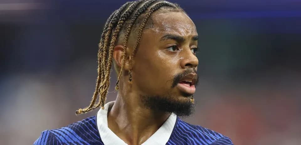 Jugador con trenzas en uniforme deportivo durante el partido