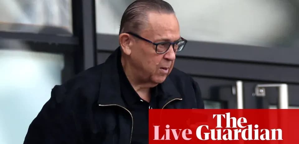 Hombre saliendo de un edificio con gafas