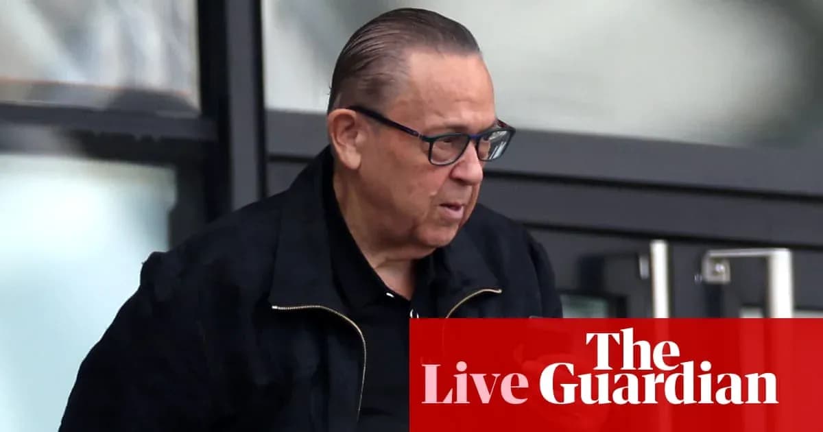 Hombre saliendo de un edificio con gafas