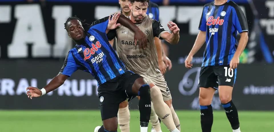Jugador de Atalanta desafiando a un rival de Cagliari